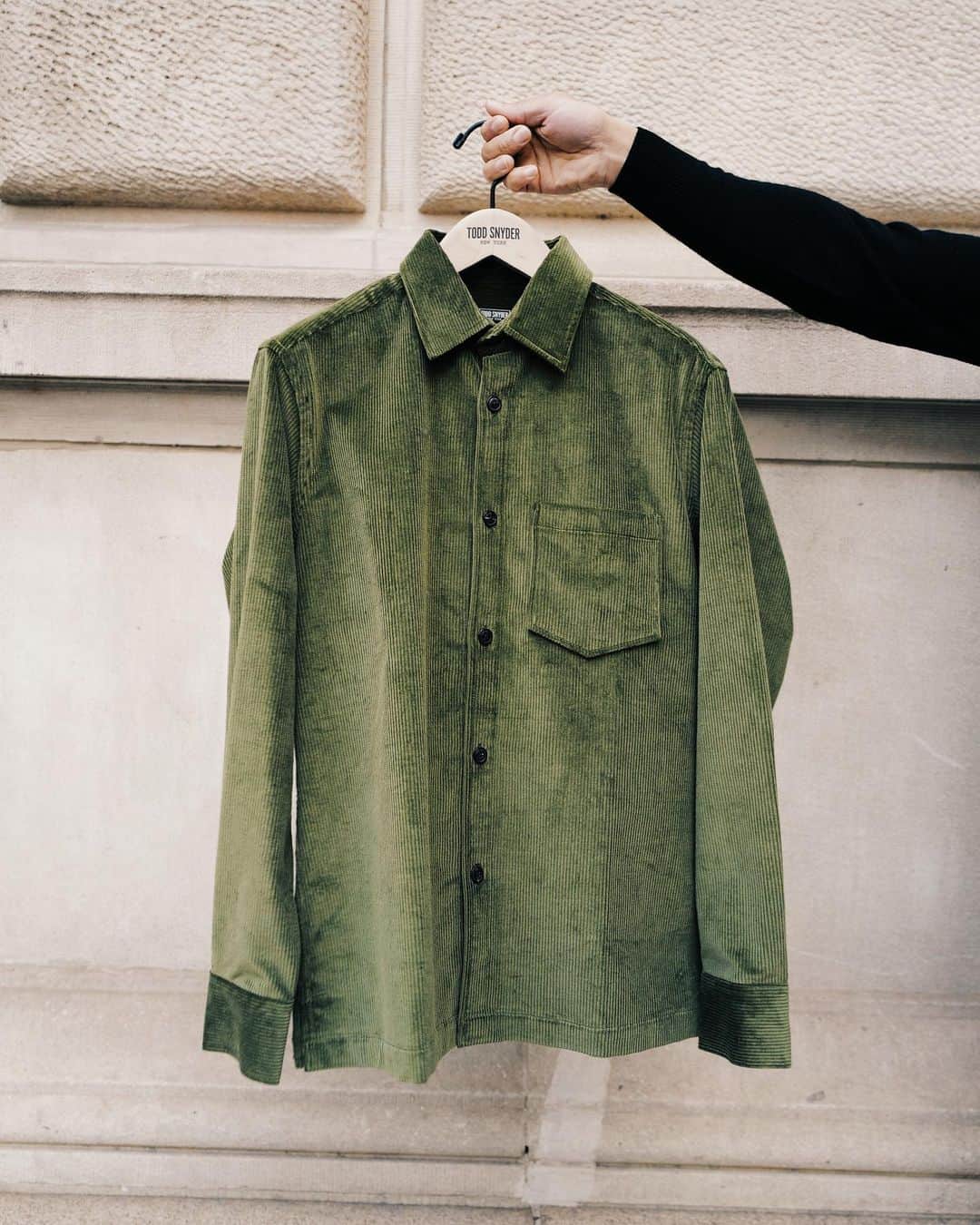 のインスタグラム：「The perfect olive corduroy shirt does not exi.... 🫒 #toddsnyder #olive」