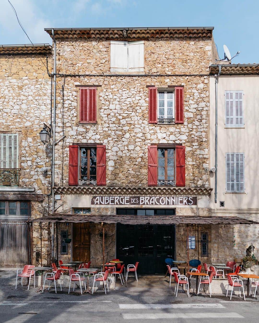 Andrew Knappのインスタグラム：「Find Momo in southern France.   I’m really loving going through the archives and finding photos I forgot about. Somehow it’s more romantic in hindsight, meandering through small towns and stopping way too much. Momo hopping out next to me and back in and we’re back on the road. Would love to find out if this restaurant has been in a film.」