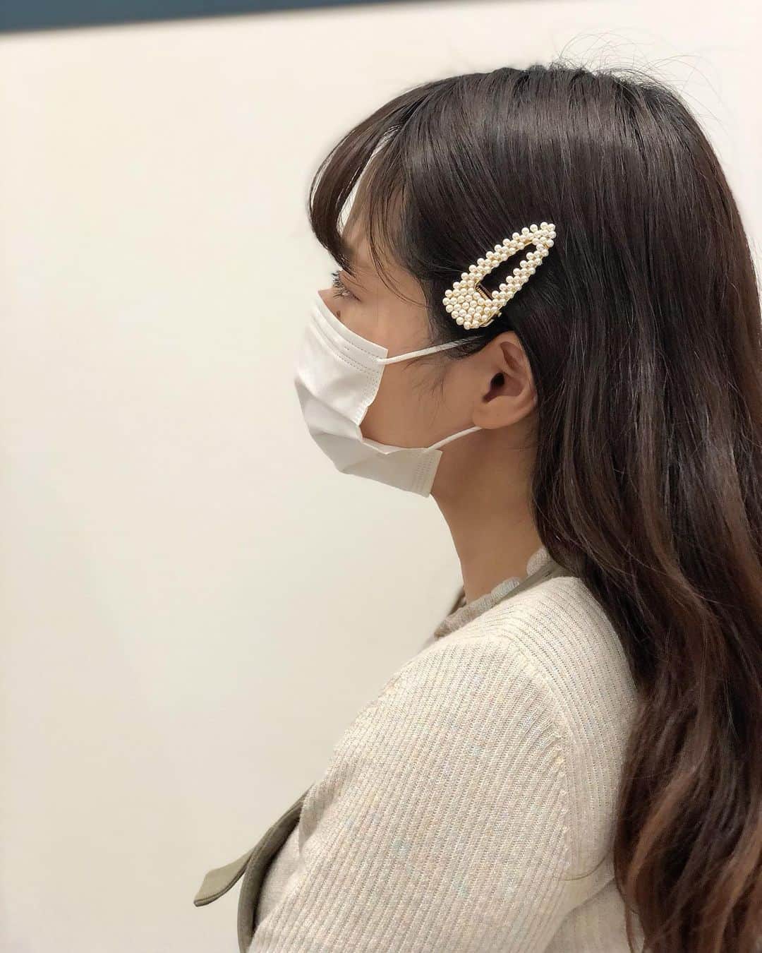 新谷美奈のインスタグラム：「.﻿ ﻿ 最近GETしたパールのヘアクリップ📎﻿ 優しい輝きのパールを顔まわりに加えるだけで﻿ 柔らかで明るい印象に☺️💕﻿ マスクが欠かせない今だからこそ😷 顔まわりのアクセで変化を楽しみたいですね❤️ ﻿ ﻿ Nina mew﻿ accessory ¥1,500+tax﻿ knit ¥14,000+tax→30%OFF﻿ one-piece ¥24,000+tax→30%OFF﻿ ______________________________________﻿ ﻿ 🎍Nina mew 2021 HAPPY BAG🛍﻿ 数量限定！予約販売は12/31まで🤍﻿ ﻿ ☃️WINTER SALE開催中！﻿ ﻿ @ninamew_official#Ninamew#ニーナミュウ#ゆめタウン佐賀#セレクトショップ#selectshop#今日のしんたに#Mステで復帰したミイヒが可愛すぎて寄せていったコーデ#いつもと違いすぎて2度見される笑」