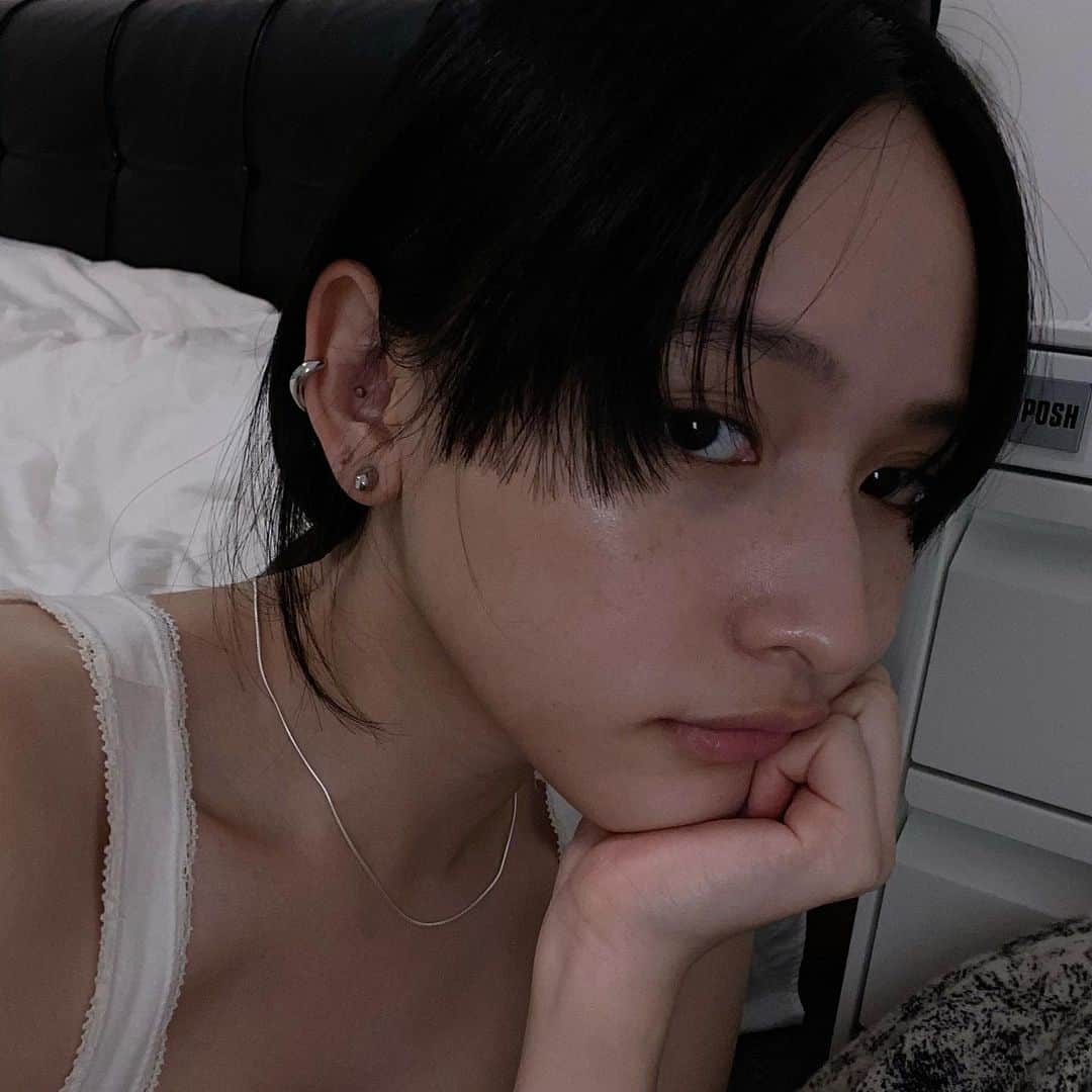 ハンナ・チャンのインスタグラム：「Earring & Necklace @gray____accessories ʚ✞ɞ」