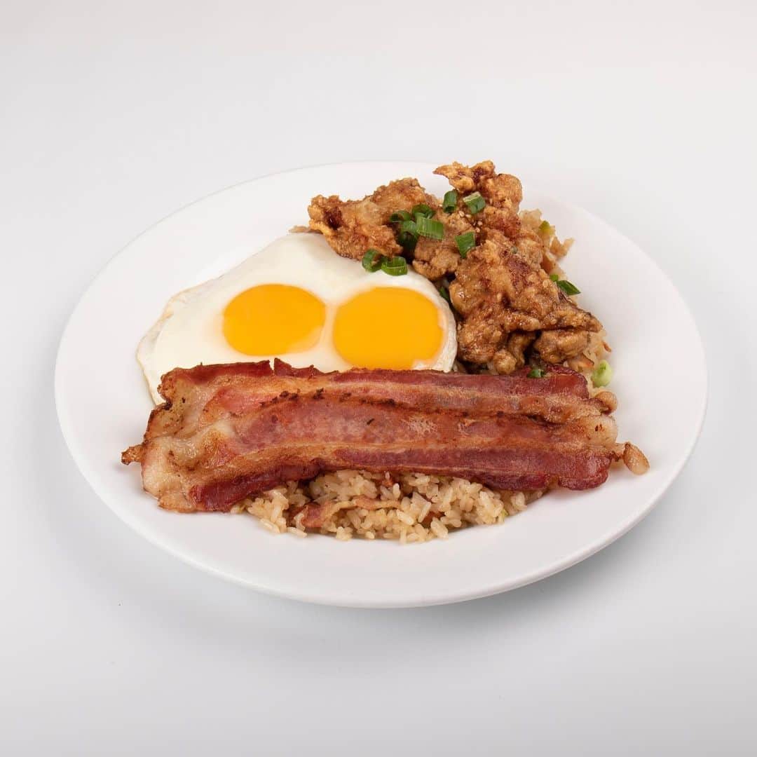 Zippy's Restaurantsのインスタグラム：「The Korean Fried Chicken breakfast is another silver lining of 2020. What do you think of this Korean Fried Chicken, two Island Fresh Eggs and choice of Breakfast Meat served over a bed of Fried Rice?」