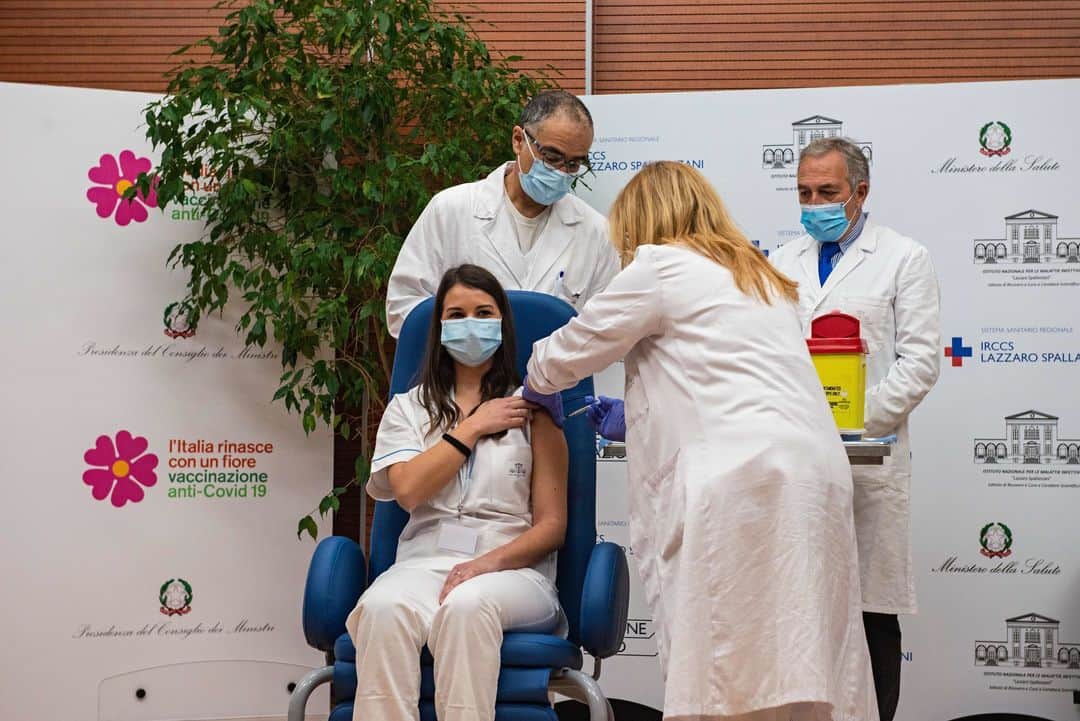 ルモンドさんのインスタグラム写真 - (ルモンドInstagram)「La plupart des pays de l’UE ont commencé ce week-end à vacciner leurs populations contre le Covid-19, en injectant à des personnes âgées ou à des soignants, soigneusement choisis, les premières doses du vaccin Pfizer-BioNTech.⁣ L’Allemagne, la Hongrie et la Slovaquie ont ouvert la marche samedi, avec un jour d’avance sur le lancement officiel de la campagne, qualifiée par la présidente de la Commission européenne Ursula von der Leyen de « moment touchant d’unité » et d’« histoire de succès européenne ».⁣ -⁣ 1 : Mauricette, 78 ans, la première vaccinée française, le 27 décembre à Sevran (Seine-Saint-Denis). Photo : Thomas Samson / Reuters⁣ 2 : À Helsinki en Finlande, Benny Hellqvist, Kirssi Mustalammi et Timo Suonsyrja, travailleurs à l’hôpital de la ville, reçoivent les premières doses. Photo : Alessandra Rampazzo /AFP⁣ 3 : En Italie c’est l’infirmière Claudia Alivernini qui a été vaccinée en premier à l’hôpital Spallanzani de Rome, où elle travaille. Photo : Andrea Sabbadini / AFP⁣ 4 : Edith Kwoizalla, une allemande âgée de 101 ans, a bénéficié du premier vaccin du pays à Halberstadt le 26 décembre. Photo : Matthias Bein /AFP⁣ 5 : En Roumanie, Mihaela Anghel, l’infirmière qui a enregistré et traité le premier cas de Covid-19 roumain en février dernier, est la première à être vaccinée, le 27 décembre. Photo : Andreea Alexandru / AP⁣ 6 : Wouter Beke (à gauche), ministre de la santé flamand, félicite Jos Hermans, 96 ans, le premier citoyen belge vacciné à Puurs le 28 décembre. Photo : Dirk Waem /AFP⁣ 7 : En Pologne, Alicja Jakubowska, infirmière, reçoit le premier vaccin du pays, à Varsovie le 27 décembre. Photo : Kacper Pempel/ Reuters⁣ 8 : Au Danemark, Jytte Margrete Frederiksen, 83 ans, fait partie du groupe des premiers vaccinés, à Ishoj, et s’entretient avec Mette Frederiksen, la première ministre du pays, en visio-conférence. Photo : Mads Claus Rasmussen / Reuters⁣ 9 : Rosario Hidalgo Sanchez, 96 ans, pensionnaire d’une maison de retraite de Guadalajara en Espagne, s’apprête à recevoir la première injection du vaccin du pays. Photo : Pepe Zamora / Reuters⁣ -⁣ #covid19 #coronavirus #vaccin #Europe」12月29日 1時47分 - lemondefr