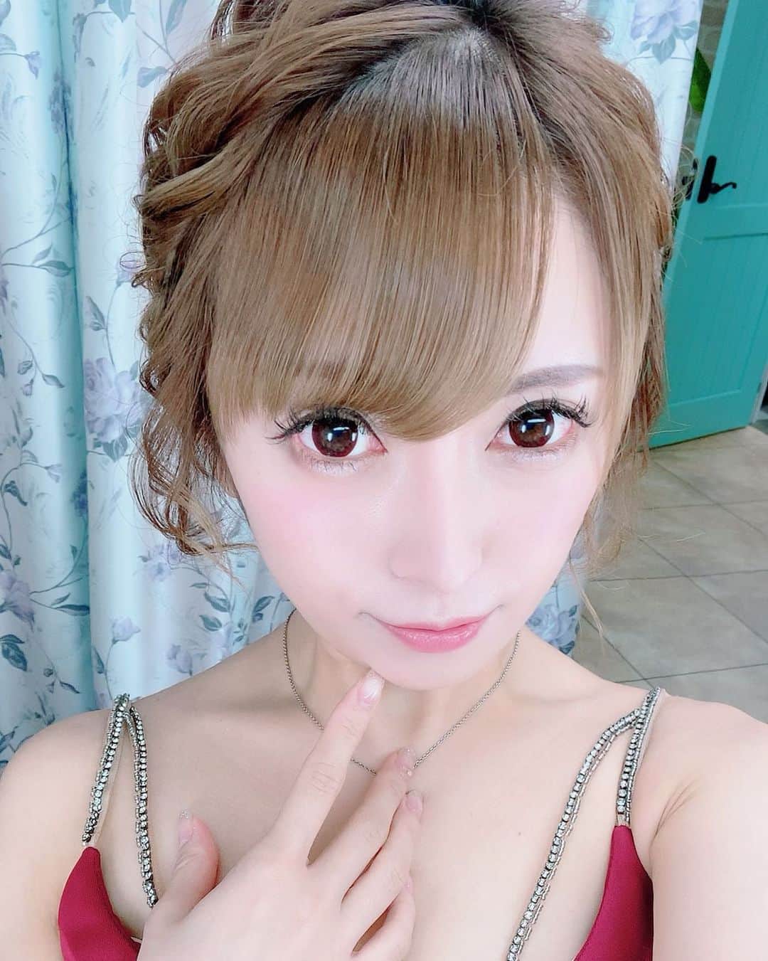 のインスタグラム：「今年も残すところ３日💓  たくさんの出会いがあって １２月たくさんの人に会えてて幸せ😇  幸せを見逃さないように生きようね💓  ３０日までアールズカフェは営業です🌟  メイドカフェはお休みないです💓  #コンカフェ#メイドカフェ#プティパルフェ#住吉#アールズカフェ#錦#キャバクラ#名古屋#YouTube#17LIVE#tiktok#幸せ#2020年」