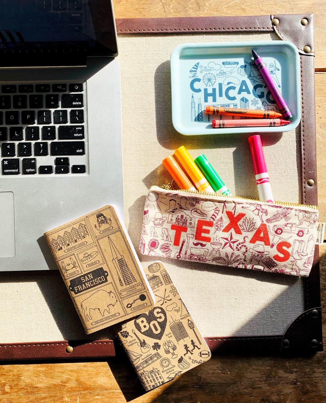 マップトートのインスタグラム：「Winding down this week and having some art time with the kids. We love small trays, pencil pouches and booklets!」