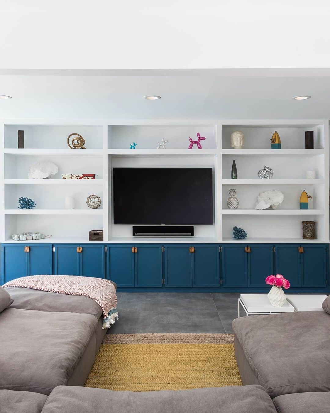 Sweeten Homeさんのインスタグラム写真 - (Sweeten HomeInstagram)「Built in shelves and cabinetry give this beach house plenty of space for decor and storage. Our favorite part? The custom blue cabinets paired with brass handles!」12月29日 2時02分 - sweeten_home