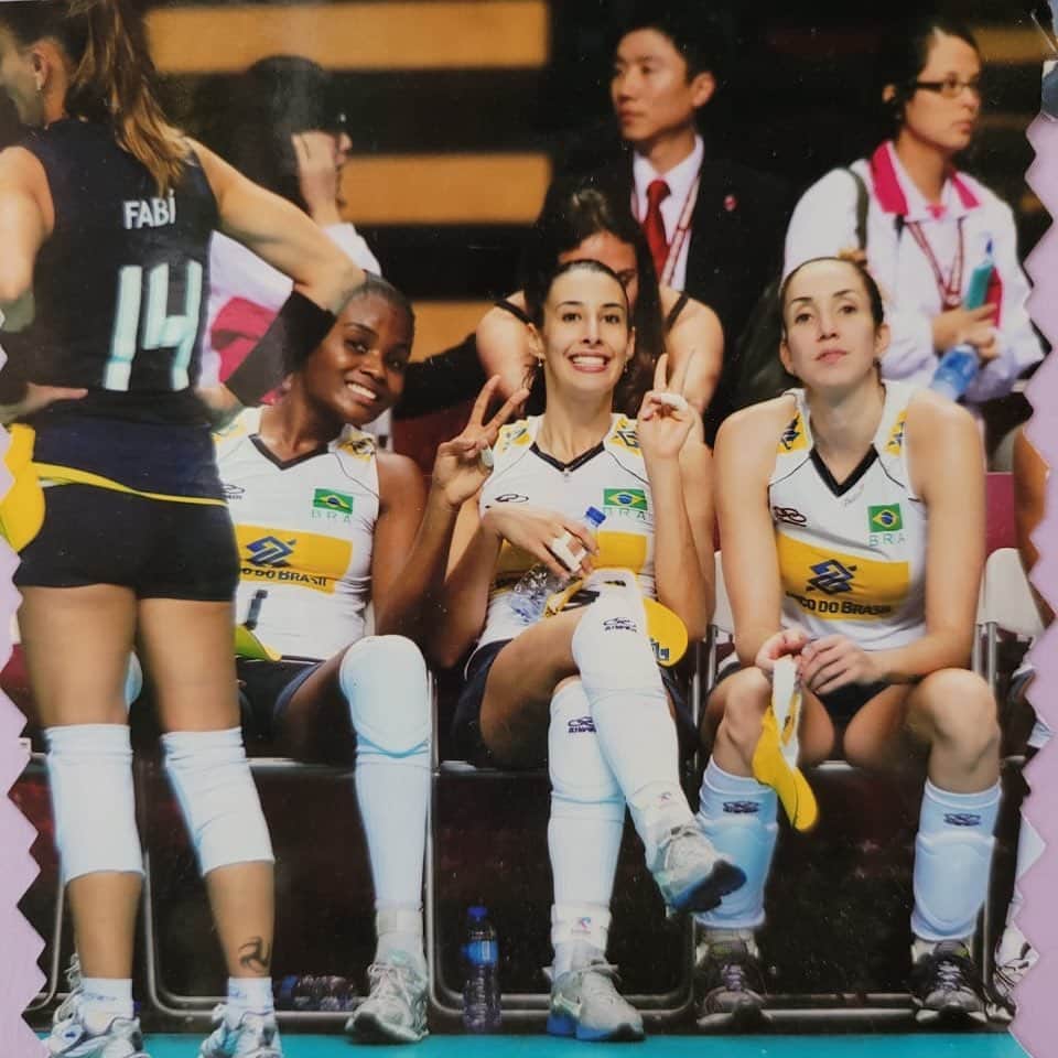 シェイラ・カストロのインスタグラム：「Me deu vontade de postar pq estou com saudade delas!!! E pq recebi esta foto tem poucos dias né @daherthaisa? #sheillacastro #selecao #muralha」