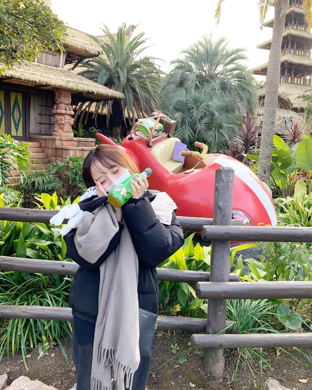 宮本侑芽のインスタグラム：「. 質問にあったけど そうなのです！こないだ友と ディズニーランドにいてきたよ🎈😌  幸せタイムでした。。。  魅惑のチキルームに入って 懐かしのスティッチメドレーを聴き 色々思い出して泣けたのよ... 曲ももちろん口が覚えてて泣けた...  泣いたあとなので なんか色々ボロボロだけど エモかったから写真置いときます。笑  初心忘れず頑張るぞ。 リロアンドスティッチ2 見てね。  おやすみ。  #ちなみにテレビシリーズは40話から担当でござる #宮本侑芽」