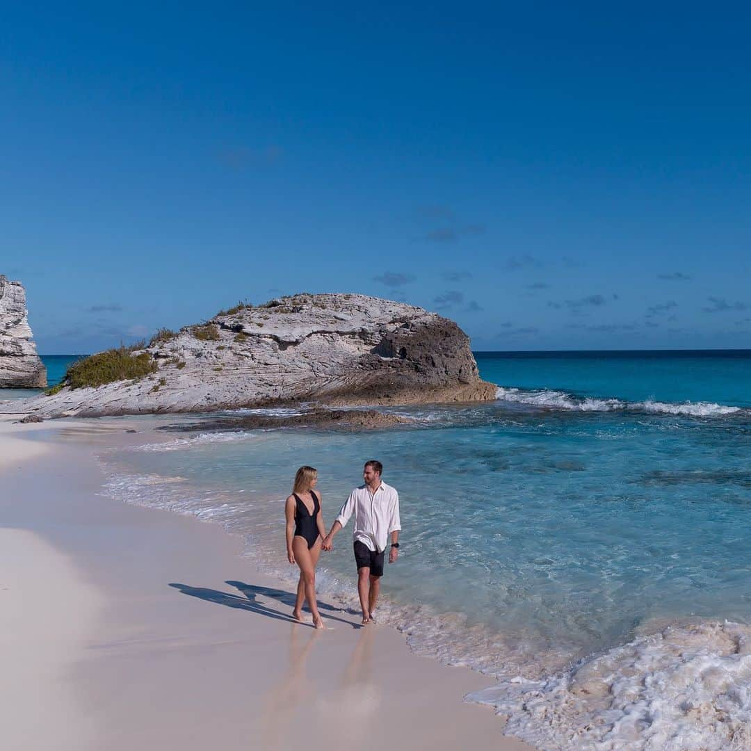 サシャ・カリスのインスタグラム：「Walks on the beach with my love 😍✨❤️ 🎶 These are a few of my favorite things 🎶  . .  #home #homesweethome #ootd #travelphotography #ltkfashion #ltk #ocean #oceanlife #photography  #bahamas🇧🇸 #liketoknowit #bikini  #revolve #couplegoals #couple #couplephotography #loveyou」