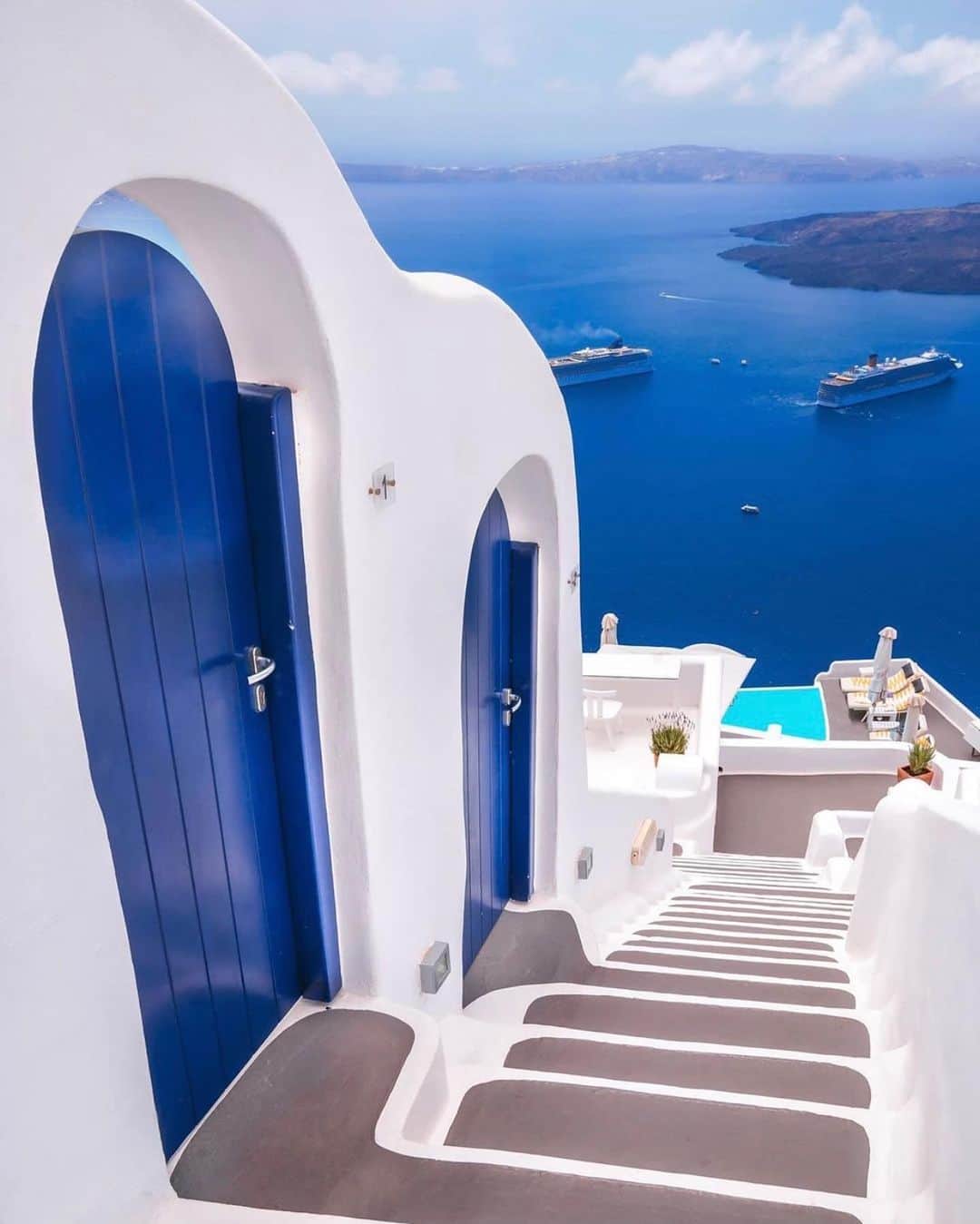bestvacationsのインスタグラム：「Path to paradise in Greece! Which pic of Santorini is your fave?! By @delafuentecam #BestVacations」