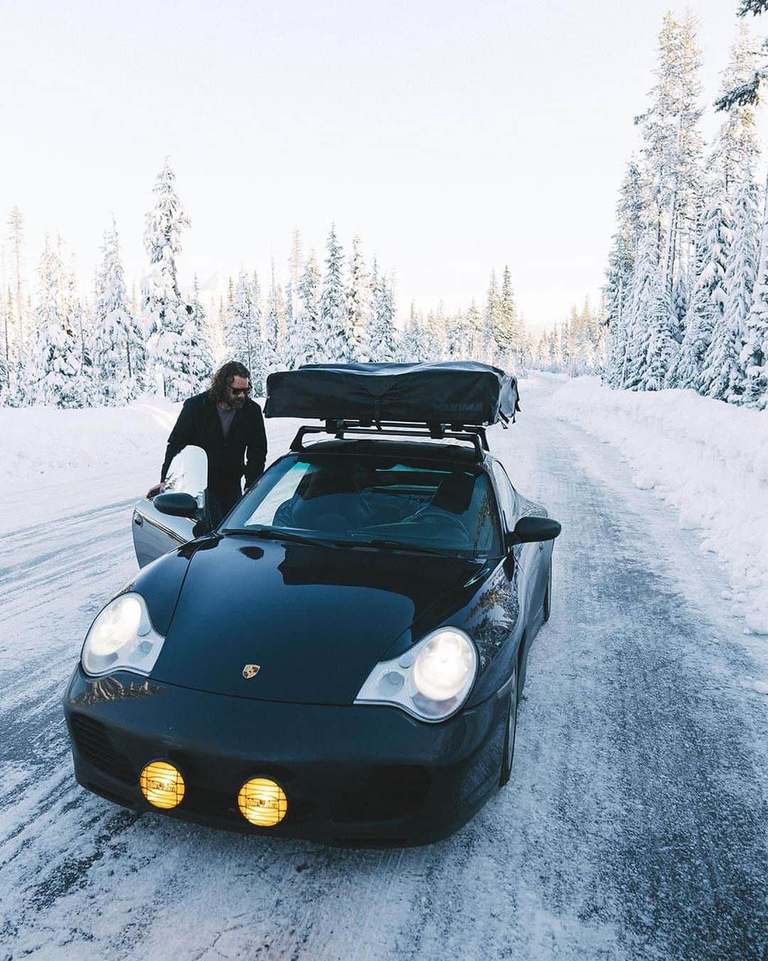Porscheさんのインスタグラム写真 - (PorscheInstagram)「Never snowed under. @996RoadTrip’s classic 911 has the kit to glide him back home. #PCCMRoadTrip #PorscheClassic」12月29日 2時13分 - porsche