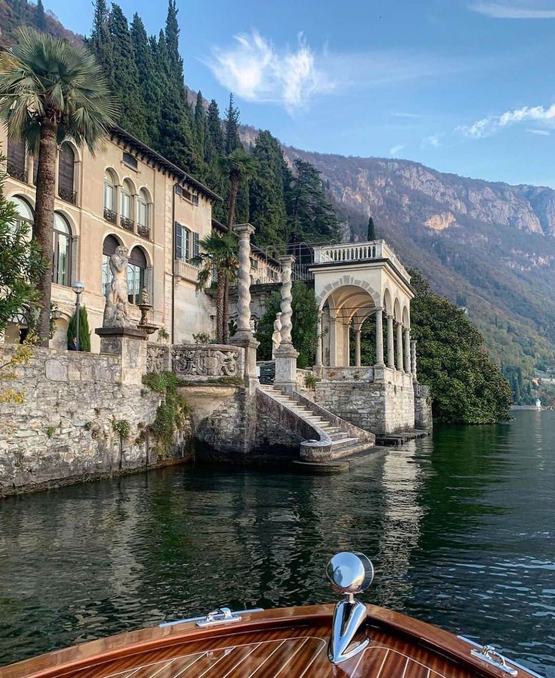 ダフネ・ジョイのインスタグラム：「Lake Como 🤍」