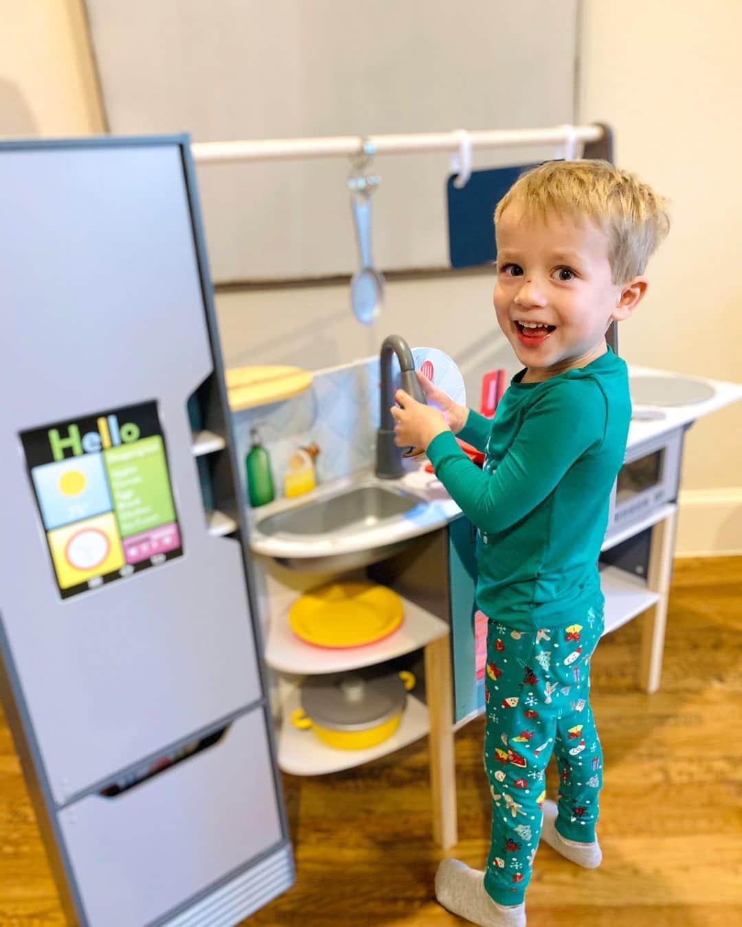 カーリー・パターソンのインスタグラム：「The face you make on Christmas morning when you come out to see your new @kidkrafttoys alexa 2-in-1 kitchen & market! Thanks for helping make our morning unforgettable! #kidkraftkids 😍」