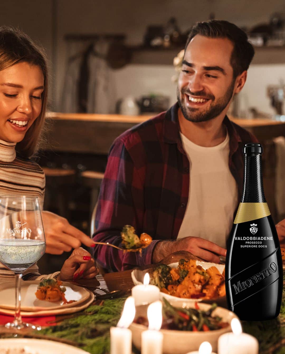 Mionetto Proseccoのインスタグラム：「Le bollicine di Valdobbiadene Prosecco Superiore DOCG Extra Dry - Luxury Collection - nell’accogliente atmosfera natalizia della tua casa.⁣ ⁣ Acquista Valdobbiadene Prosecco Superiore DOCG Extra Dry - Luxury Collection - sul nuovo e-shop Mionetto e ricevila direttamente a casa 👉Link in Bio🍾⁣ #mionettoprosecco #mionettoinsieme #mionettoeshop⁣ ⁣ Bevi Mionetto responsabilmente」