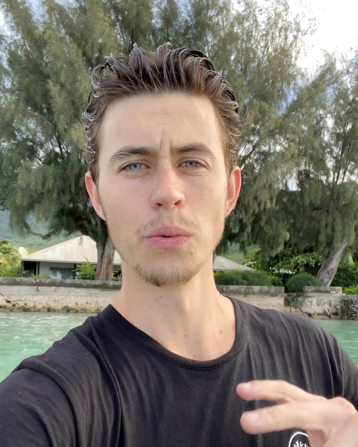 のインスタグラム：「Adopt a “super coral” from @coralgardeners & join the fight for a better future! (link in bio) 🐠 Without reefs, billions of sea life species would suffer, millions of people would lose their most significant food source & our oceans would take a major hit. Coral reefs protect coastlines from storms & erosion, provide jobs for local communities & are also a source of food and new medicines. Over half a billion people depend on reefs for food, income, and protection & over a quarter of all ocean creatures call them home.」