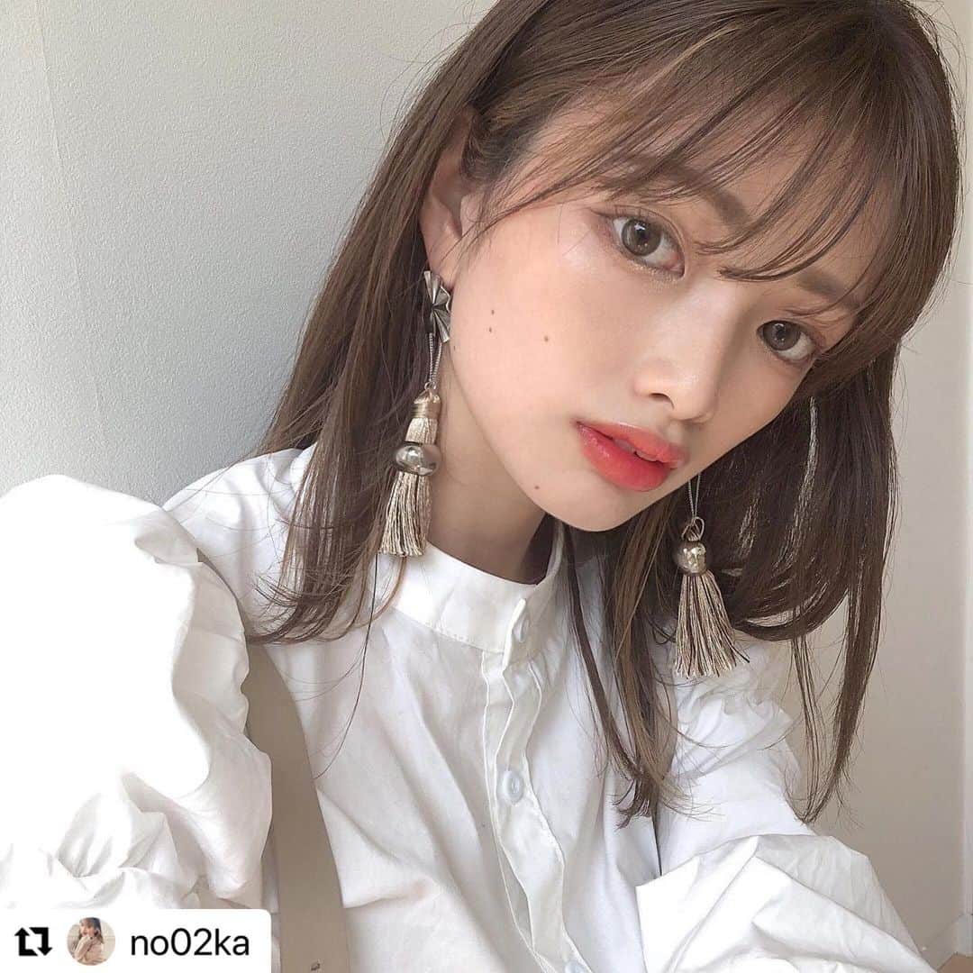 のインスタグラム：「@no02ka  ・・・ ㅤㅤㅤㅤㅤㅤㅤㅤㅤㅤㅤㅤㅤ ガーリーな日ほど、 髪はシンプルだしウェットに♡ N.でスタイリングしてます◎ 結構塗るタイプ🌞 ㅤㅤㅤㅤㅤㅤㅤㅤㅤㅤㅤㅤㅤ アクセもゴツいのとか シルバーで 甘くなりすぎないガーリーに♥︎ ㅤㅤㅤㅤㅤㅤㅤㅤㅤㅤㅤㅤㅤ #N#ポリッシュオイル#外ハネ#ロブ#シルバー」