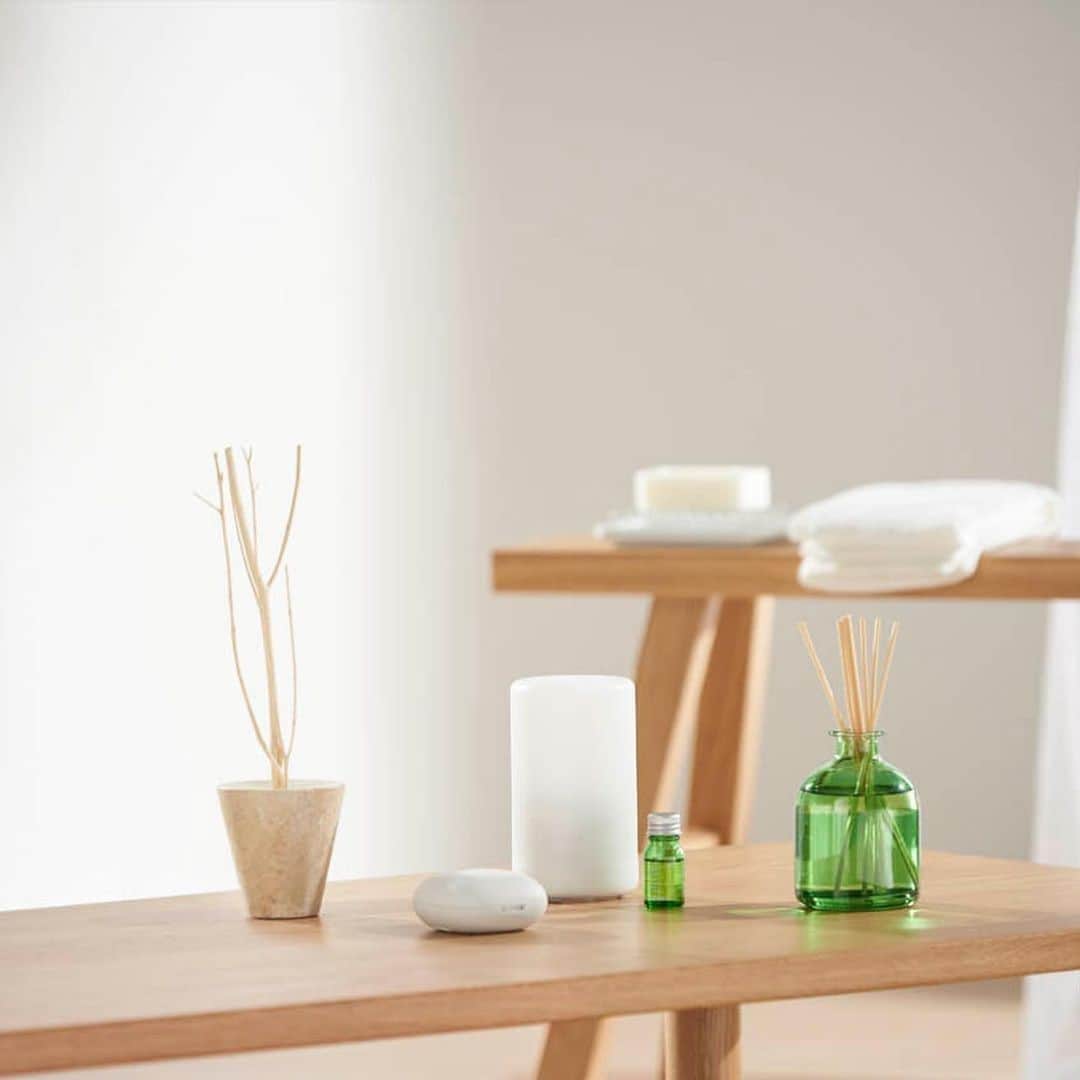 MUJI USAさんのインスタグラム写真 - (MUJI USAInstagram)「Take some time to unwind after the holiday rush and reset for the new year with the scents of your favorite essential oils.   Shop Aroma Diffusers & Essential Oils in stores and online.  #muji #mujiusa #mujitorelax」12月29日 8時03分 - mujiusa
