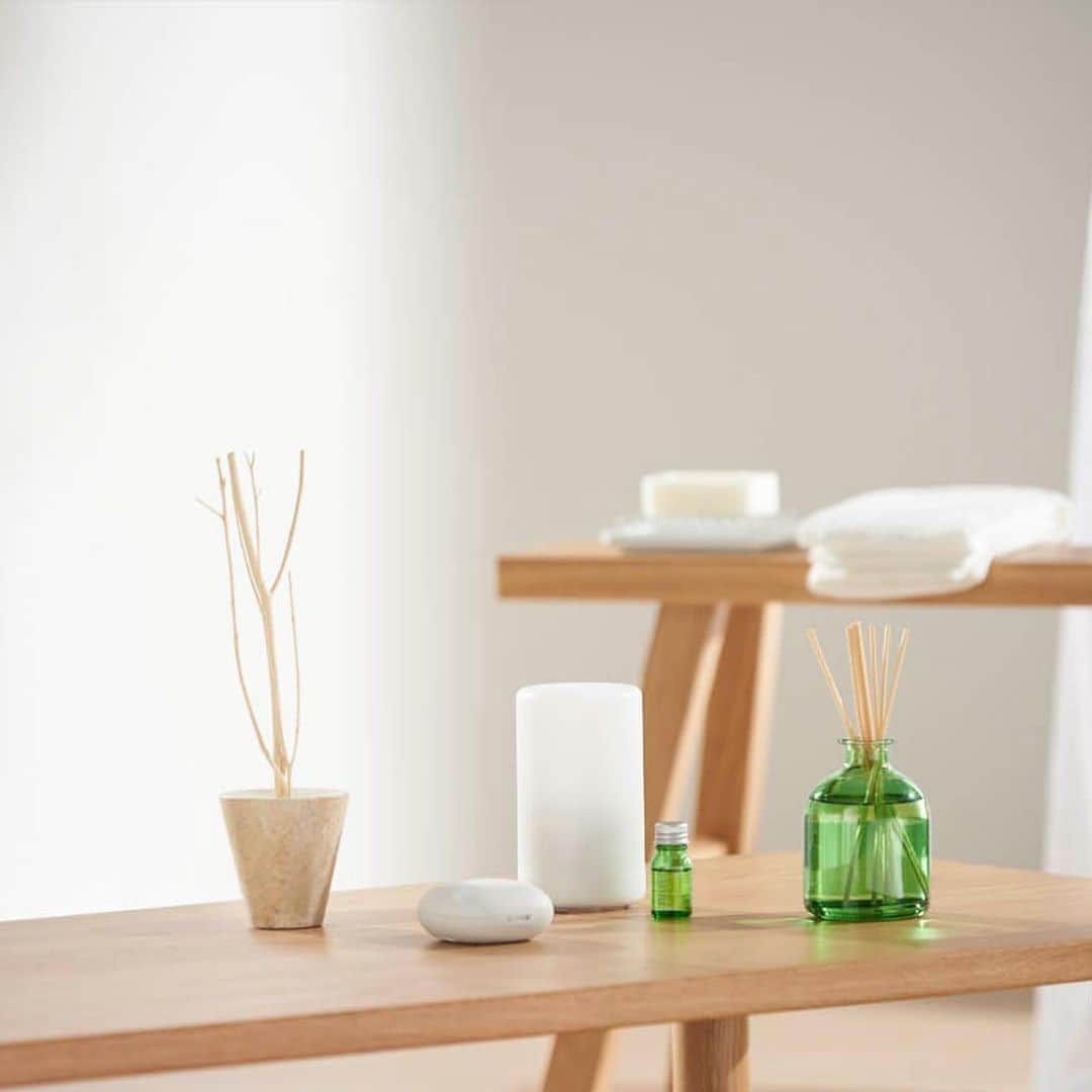 のインスタグラム：「Take some time to unwind after the holiday rush and reset for the new year with the scents of your favorite essential oils.   Shop Aroma Diffusers & Essential Oils in stores and online.  #muji #mujiusa #mujitorelax」