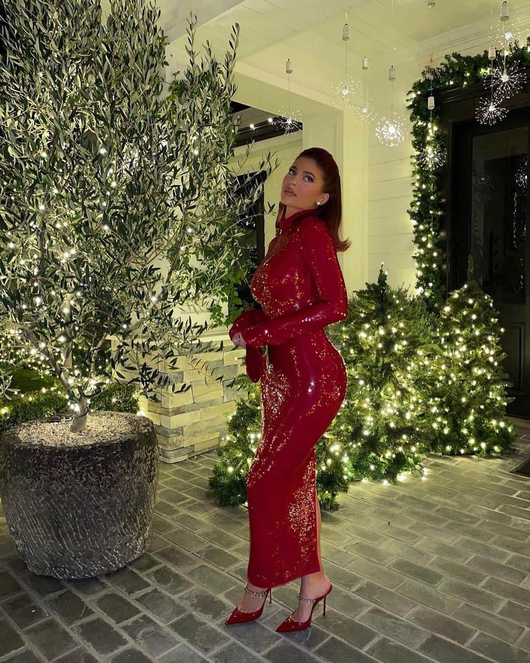 Nylon Magazineさんのインスタグラム写真 - (Nylon MagazineInstagram)「#NYLONFitPicks: From #Kehlani embracing the tiny sweater trend to #KylieJenner's long-sleeved red sequin gown, head to the link in bio for our weekly roundup of our favorite celebrity outfits.⁠⠀⁠⠀ [📸: @kehlani, @kyliejenner, @haileesteinfeld, Getty Images]」12月29日 8時05分 - nylonmag