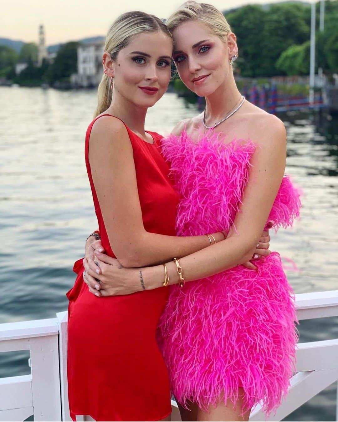 キアラ・フェラーニさんのインスタグラム写真 - (キアラ・フェラーニInstagram)「Happiest 28th birthday to my beautiful little sister @valentinaferragni who makes me more proud everyday. Love you forever more 💖 #sisterhood」12月29日 8時05分 - chiaraferragni