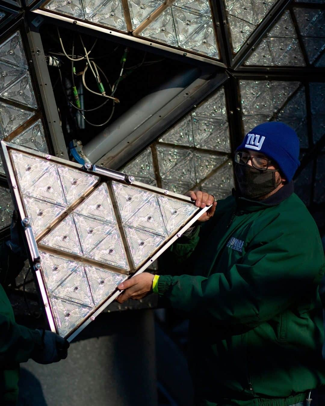 Primer Impactoさんのインスタグラム写真 - (Primer ImpactoInstagram)「Ya está lista la famosa esfera de #TimesSquare para festejos de fin de año.  Trabajadores instalaron 192 nuevos triángulos brillantes de cristal en la esfera para que ilumine el último día de este 2020.  Por la pandemia de #coronavirus, se espera una asistencia limitada de personas al tradicional conteo de fin de año en Times Square.  #NewYears #NewYearsEve   Fotos: Cindy Ord / Getty Images y Kena Betancur / AFP vía Getty Images.」12月29日 2時38分 - primerimpacto