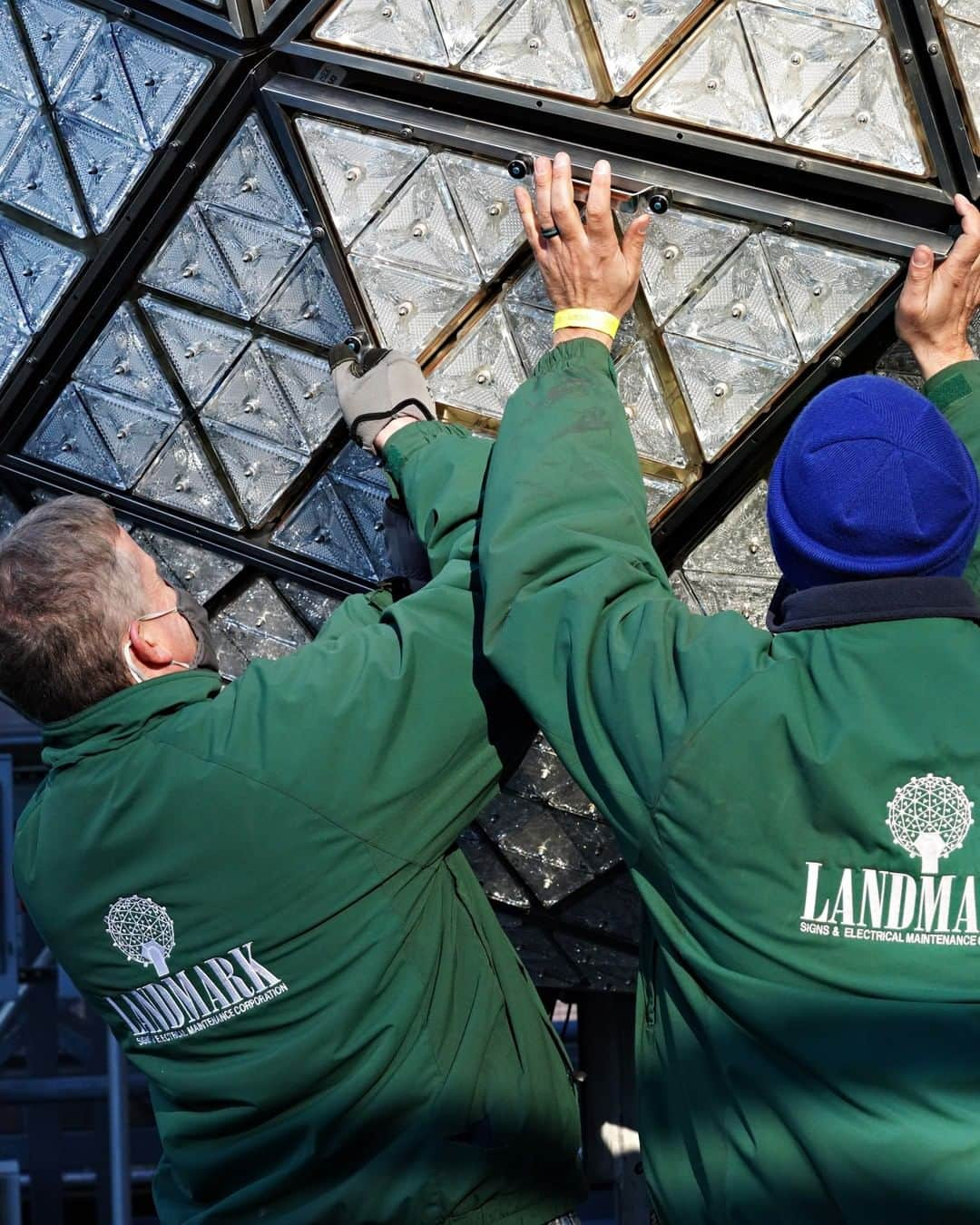 Primer Impactoさんのインスタグラム写真 - (Primer ImpactoInstagram)「Ya está lista la famosa esfera de #TimesSquare para festejos de fin de año.  Trabajadores instalaron 192 nuevos triángulos brillantes de cristal en la esfera para que ilumine el último día de este 2020.  Por la pandemia de #coronavirus, se espera una asistencia limitada de personas al tradicional conteo de fin de año en Times Square.  #NewYears #NewYearsEve   Fotos: Cindy Ord / Getty Images y Kena Betancur / AFP vía Getty Images.」12月29日 2時38分 - primerimpacto