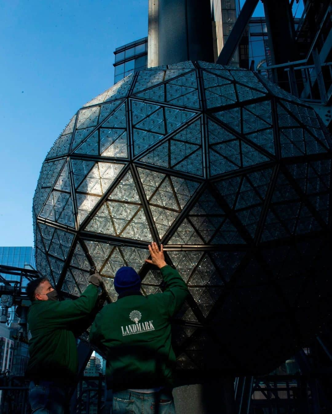 Primer Impactoさんのインスタグラム写真 - (Primer ImpactoInstagram)「Ya está lista la famosa esfera de #TimesSquare para festejos de fin de año.  Trabajadores instalaron 192 nuevos triángulos brillantes de cristal en la esfera para que ilumine el último día de este 2020.  Por la pandemia de #coronavirus, se espera una asistencia limitada de personas al tradicional conteo de fin de año en Times Square.  #NewYears #NewYearsEve   Fotos: Cindy Ord / Getty Images y Kena Betancur / AFP vía Getty Images.」12月29日 2時38分 - primerimpacto