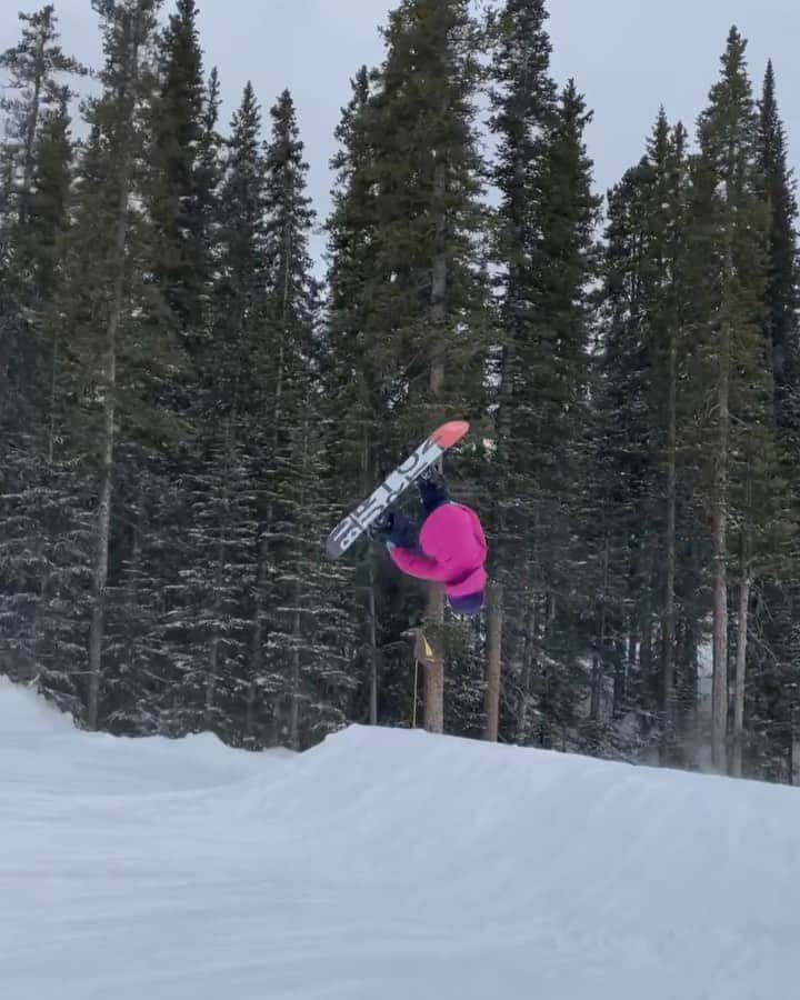 アナログクロージングのインスタグラム：「Who said snowboarding isn’t a team sport?  Fellow #BurtonTeam rider @jake.canter helps @pzsparkle unlock a new one 🔓 Swipe for a @pzsparkle park update ➡️」