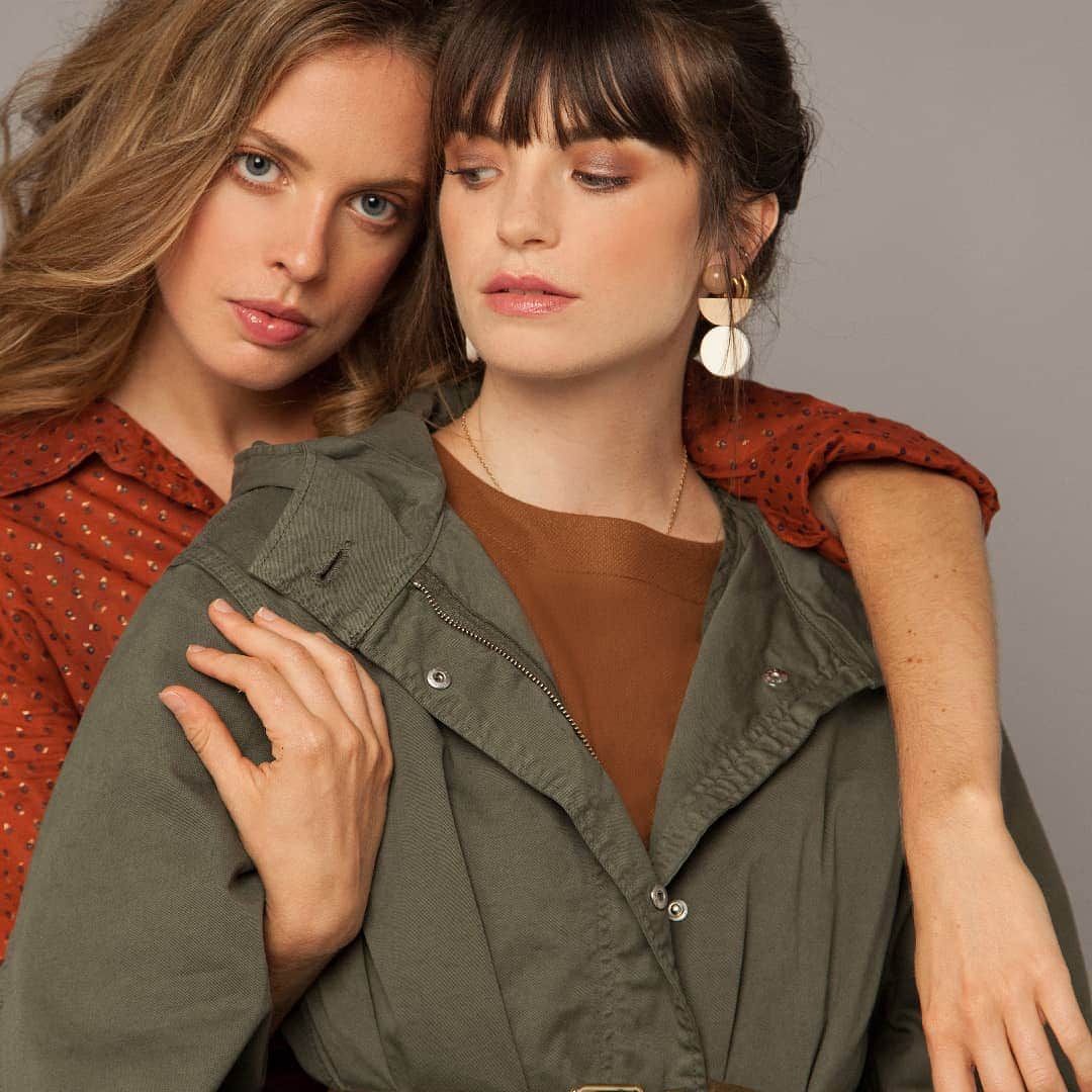 ベンシモンのインスタグラム：「Bensimon Générations 🧡 ​Notre mini-série de portraits arrive en ligne !  ​ ​" Les Bensimon, on les collectionne, on les échange, on les partage, on les matche ! "  ​ ​Karina @karinavigier, Anne-Sophie @asnajda , Camille @camille.freyssac et Clémentine @clem_fruit ont répondu à nos questions, découvrez leurs portraits en ligne dès la rentrée !   ​​En attendant, à vous de nous raconter votre histoire avec notre marque historique ! 👇🏼 ​Une paire de tennis à gagner pour l'histoire qui nous aura le plus touchée 🥰 ​ ​#bensimon #mode #tennis #decoration #histoire」
