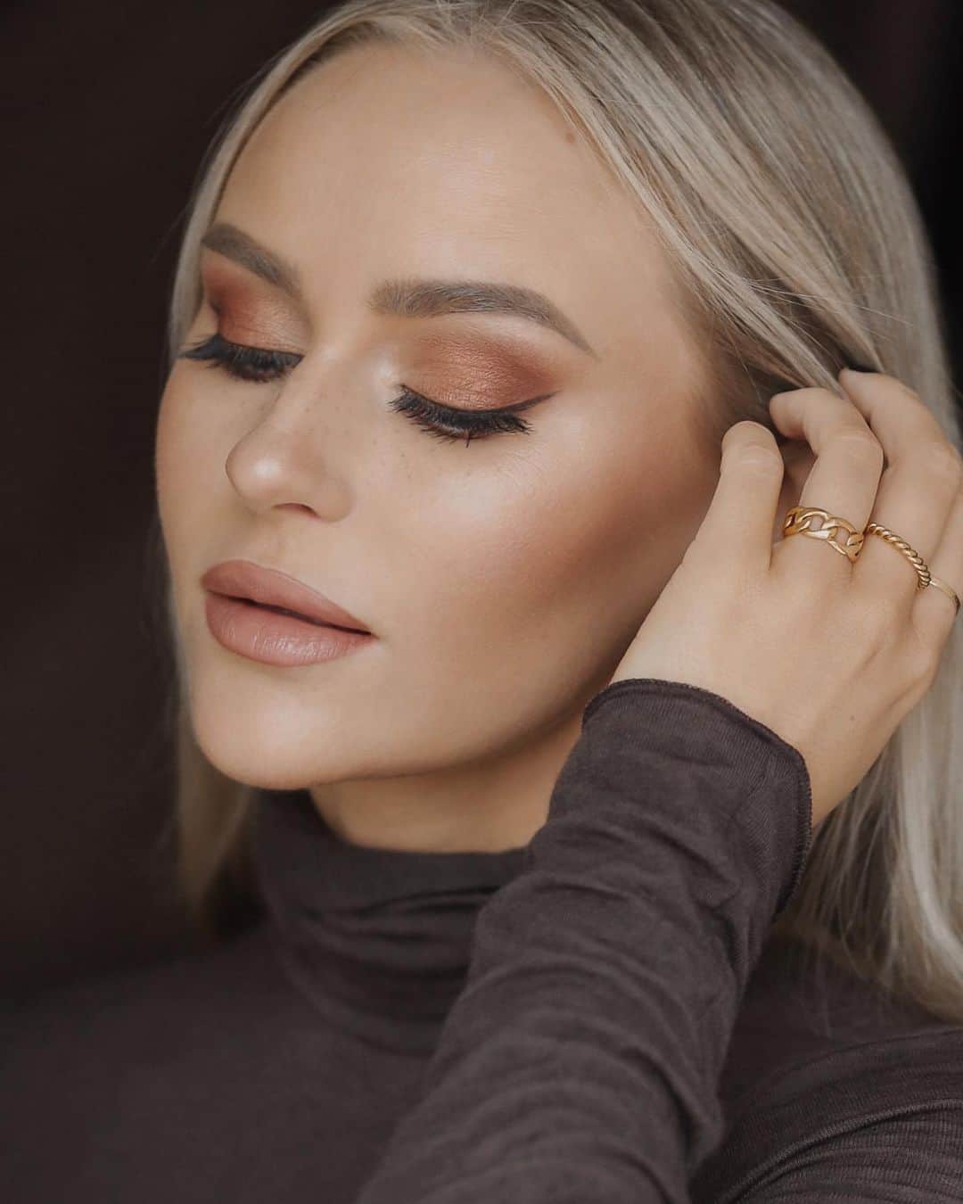 Anna Nyströmのインスタグラム：「Warm Bronze Makeup Look 💄 I betalt samarbete med @cocopanda_sverige så har jag skapat denna sminklook med några av mina absoluta favoritprodukter! Vid köp över 599kr får du 100kr rabatt med koden ”ANNA100”. Koden funkar på rabatterade priser!  Swipa för att se de produkter jag listat nedan:  1. Lancôme - L'Absolu Rouge Ruby Cream ‘Ruby Passion’ 2. Mac Cosmetics - Lipglass ‘Spite’ 3. BareMinerals - Bounce & Blur Eyeshadow Palette Dusk 4. Ofra - Highlighter ‘Everglow’  5. Lancôme - Hypnôse Volume-à-Porter Mascara  6. Anastasia Beverly Hills - Brow Definer ‘Taupe’  7. Clinique - Pretty Easy Liquid Eyelining Pen Brow  8. Anastasia Beverly Hills - Contour Kit Light 9. Mac Cosmetics - Glow Play Blush ‘Blush please’ 10. BareMinerals - Face Color ‘Warmth’ 11. Jane Iredale - Purepressed® Base Mineral Foundation Refill SPF20 ‘Golden Glow’ 12. Jane Iredale - Circle/Delete 1 Concealer 13. Jane Iredale - Pommisst Hydration Spray」