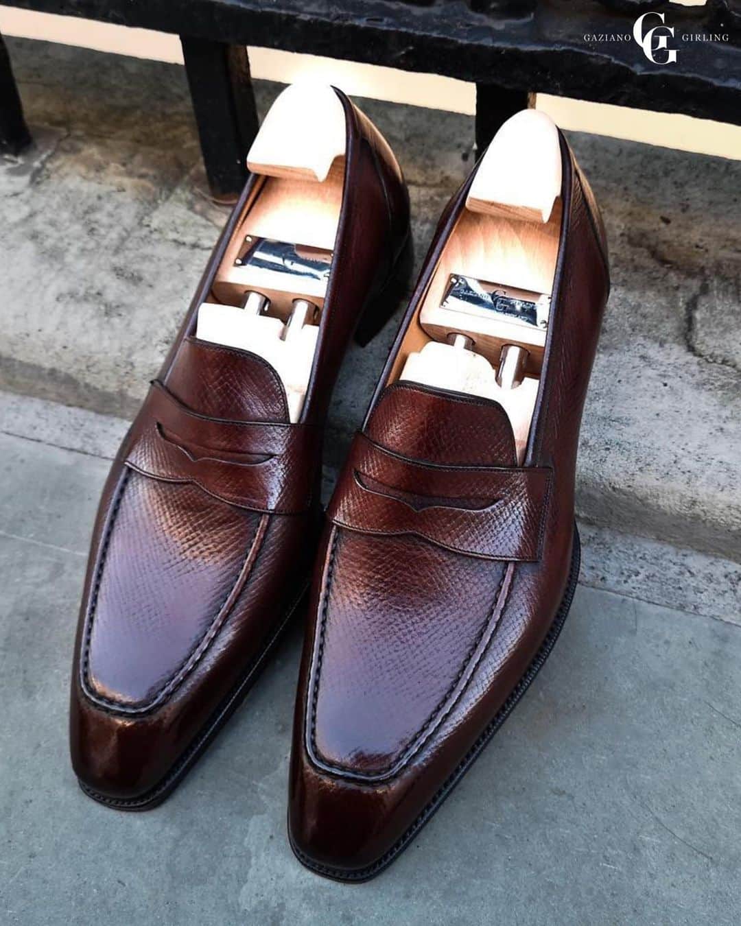 ガジアーノ&ガーリングのインスタグラム：「Monaco, versatile and sharp in our oak hatchgrain, Made to order on the square deco last. #gazianogirling」