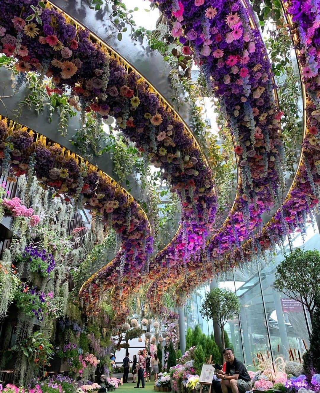 Earth Picsさんのインスタグラム写真 - (Earth PicsInstagram)「Floral Fantasy at the Gardens by the Bay in Singapore 💐 by @unique_singapore」12月29日 2時58分 - earthpix