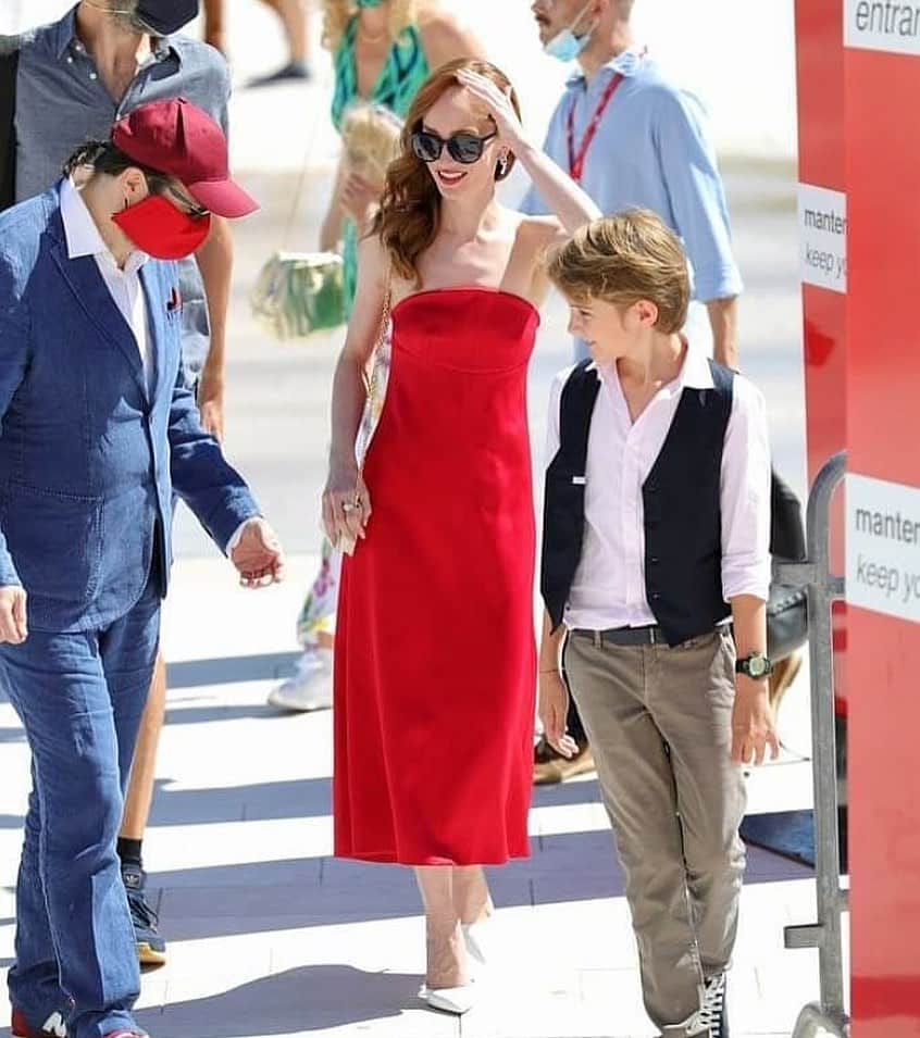 のインスタグラム：「Highlighting the highs in the stay-at-home roller coaster that was 2020:  In September our movie The Book Of Vision was finally born and opened the Critic’s Week of the Venice Film Festival. Here flanked by my director Carlo Hintermann and youngest film son Rocco 😍 What special moment to see everyone again and gather to celebrate movies, albeit with fewer seats in the cinemas 🎞 ❤️ ☀️ @thebookofvision #venicefilmfestival #2020inpictures #september2020」
