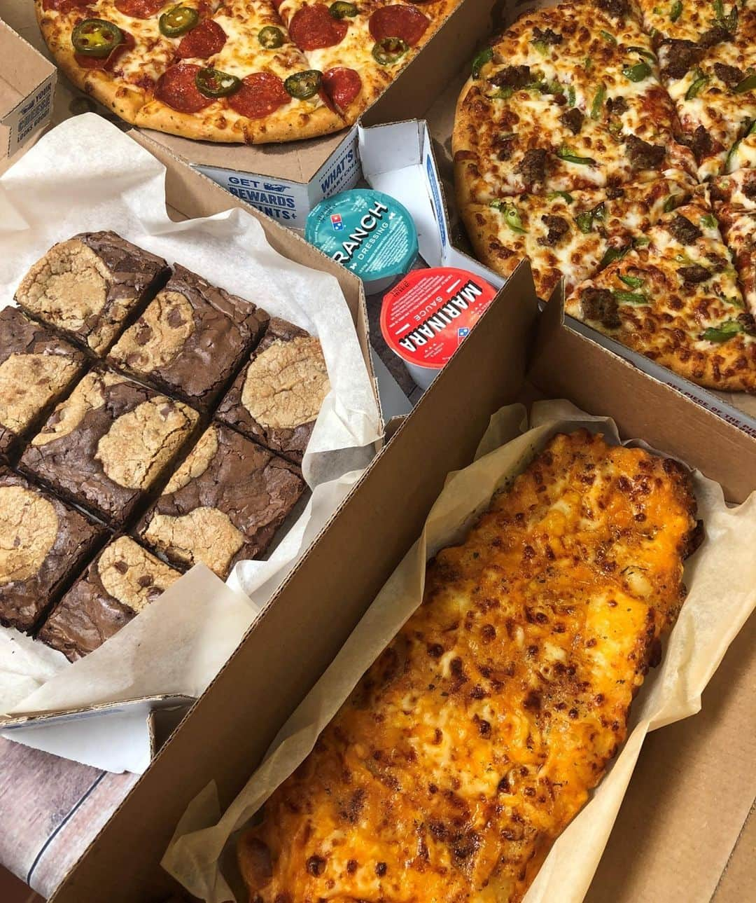 Domino's Pizzaさんのインスタグラム写真 - (Domino's PizzaInstagram)「❤️ if your midnight plans look like this! 😍」12月29日 3時00分 - dominos