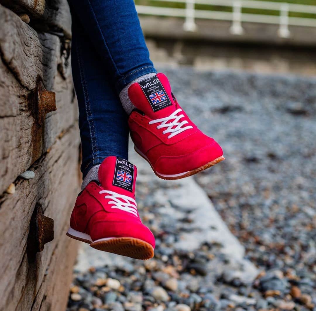 ウォルシュのインスタグラム：「Pop your feet up and shop the Walsh Christmas Sale 🛒  Please remember that all orders will now be dispatched from January 4th 😄  #normanwalshuk #normanwalsh #britishmanufacturing #madeinbritain #ukmfg #shoes #footwear #sneakers」