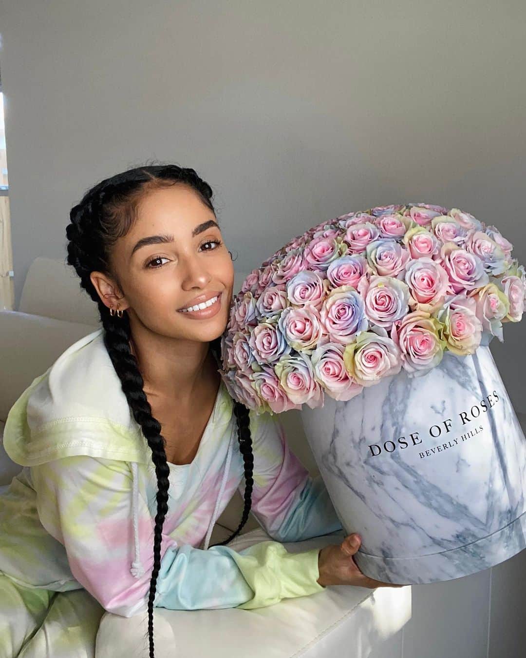 ケイラ・フィリップスのインスタグラム：「These @doseofroses arrangements are beautiful! 😍  They have a sale for 25% off right now. So many different colors, they are the perfect gift 💐」