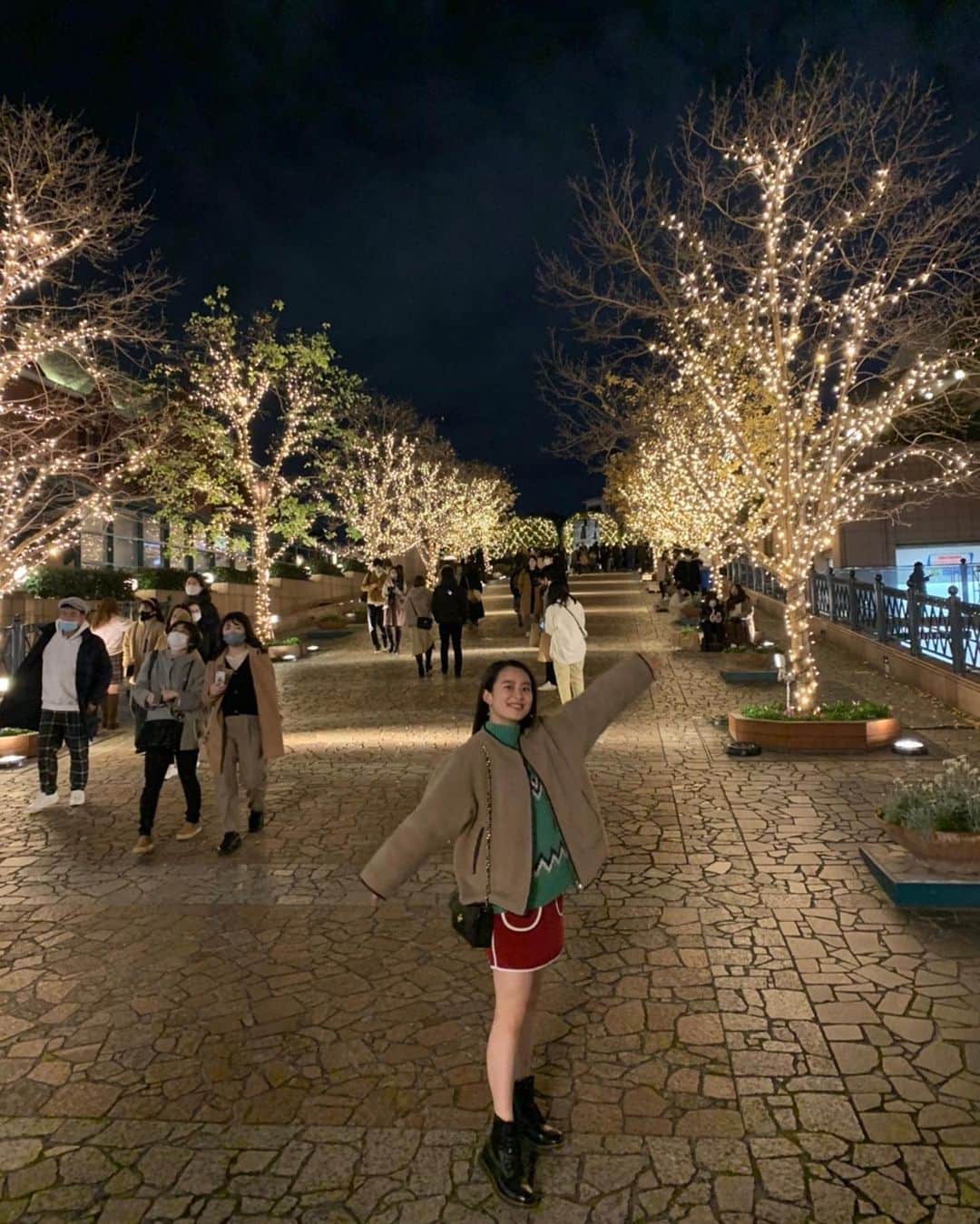 白鳥羽純のインスタグラム：「🌉 イルミネーションの季節はまだまだ続くねっ  #恵比寿ガーデンプレイスイルミネーション  #baccaratchandelier #twinklelights #sparklenight」