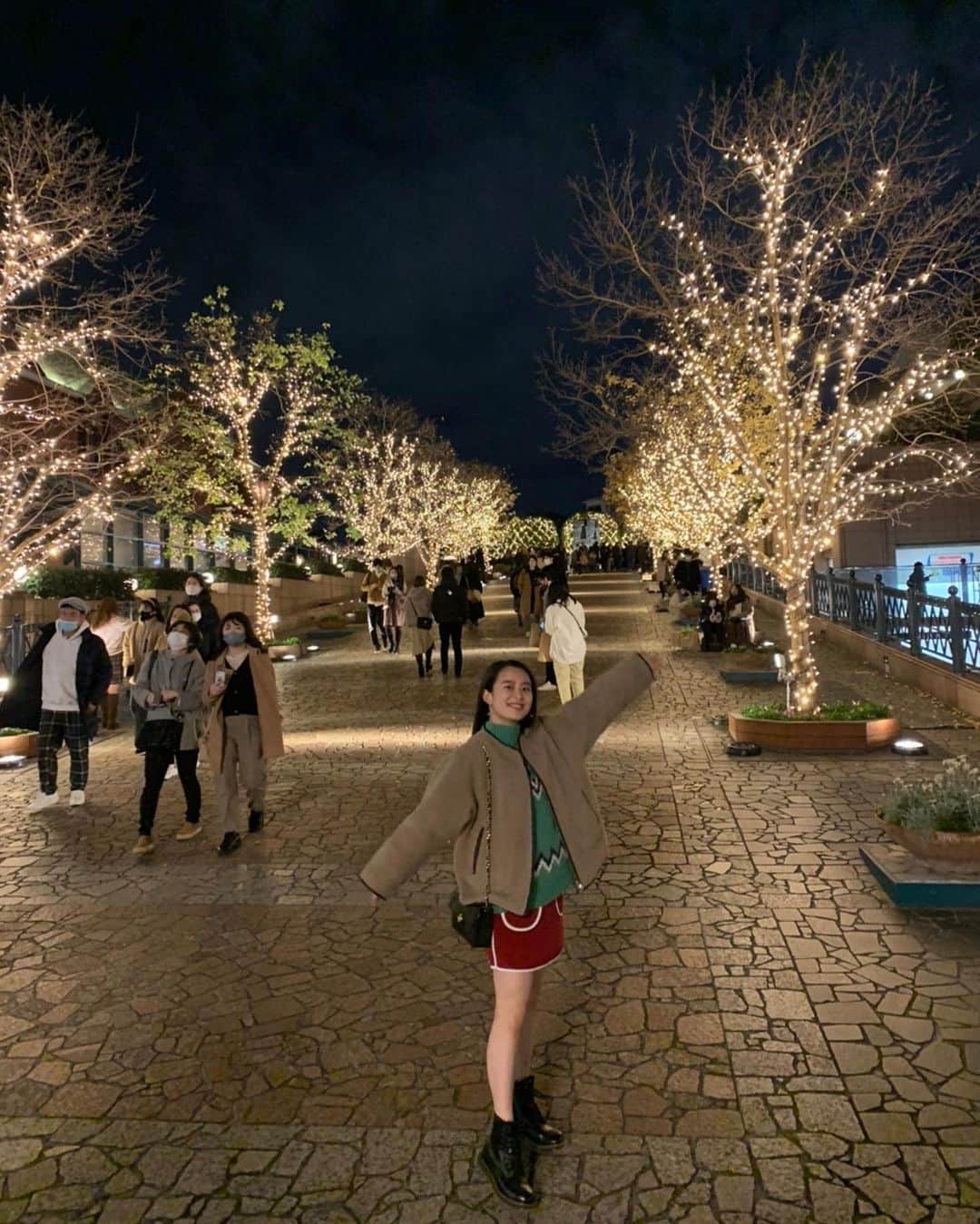 のインスタグラム：「🌉 イルミネーションの季節はまだまだ続くねっ  #恵比寿ガーデンプレイスイルミネーション  #baccaratchandelier #twinklelights #sparklenight」