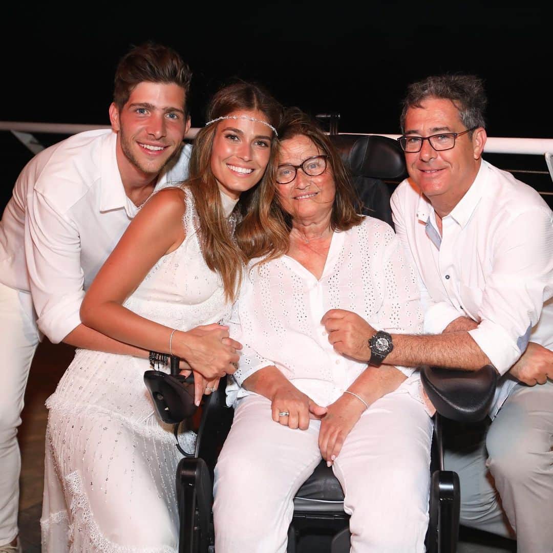 セルジ・ロベルトのインスタグラム：「Et trobem a faltar Mama❤️ ha passat un any ja, però estàs sempre amb nosaltres ✨」