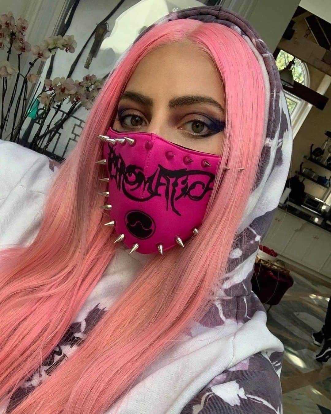 MTVさんのインスタグラム写真 - (MTVInstagram)「Singer. Songwriter. Actress. Makeup artist. Businesswoman. Oh, and mask-wearing advocate throughout 2020. That's @ladygaga 💘 #AloneTogether」12月29日 3時09分 - mtv