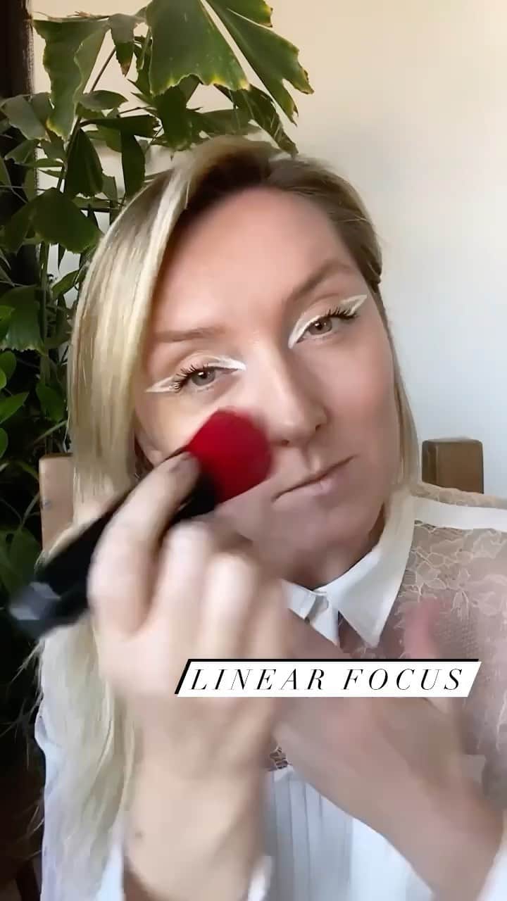 JO BAKERのインスタグラム：「L I N E A R • F O C U S  Razor...sharp...graphic eyeliner to match my focus and intentions heading into the new year!!! Love love love the micro precision I can achieve with this #awardwinning #microlinerink by @shiseido ...mind blown!!  (No eye primer used and first time trying - 10/10!!!) 🙌🏻  #makeupartist #jobakermakeupartist #eyeliner #shiseidomakeup #sponsored look #shiseidoholiday #shiseidopartner #graphicliner #whiteeyeliner #artist」