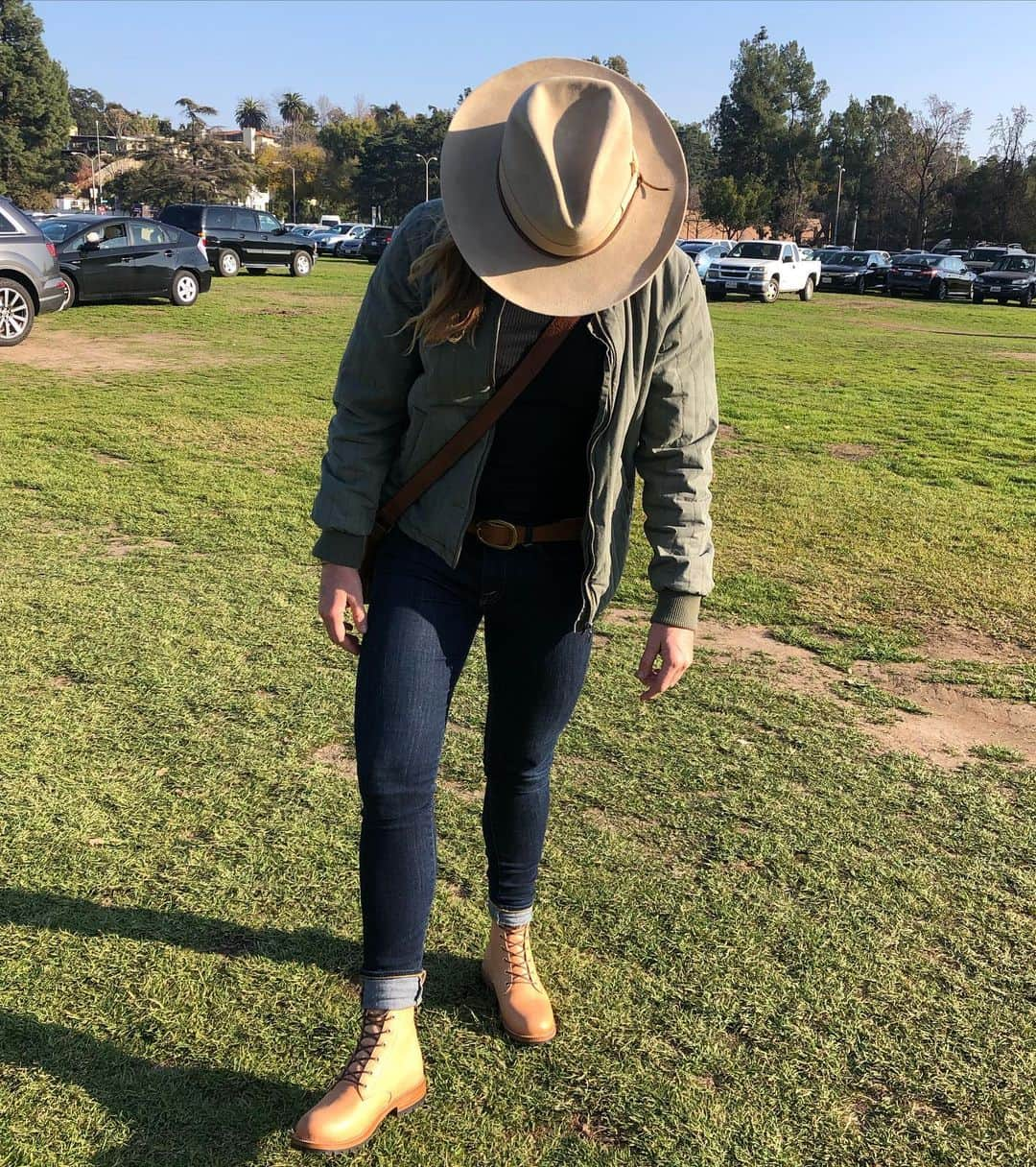 コートニー・コンローグさんのインスタグラム写真 - (コートニー・コンローグInstagram)「Almost a year ago I was walking around the Rose Bowl Flea market with my family Antique and treasure hunting. One of my favorite things to do!」12月29日 3時15分 - courtneyconlogue