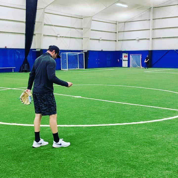 マット・ハービーのインスタグラム：「Thanks @mysticindoorsports for letting me always use the facility when home for the holidays. #comebackseason  and @cam.mcgugan for getting work in with me.」