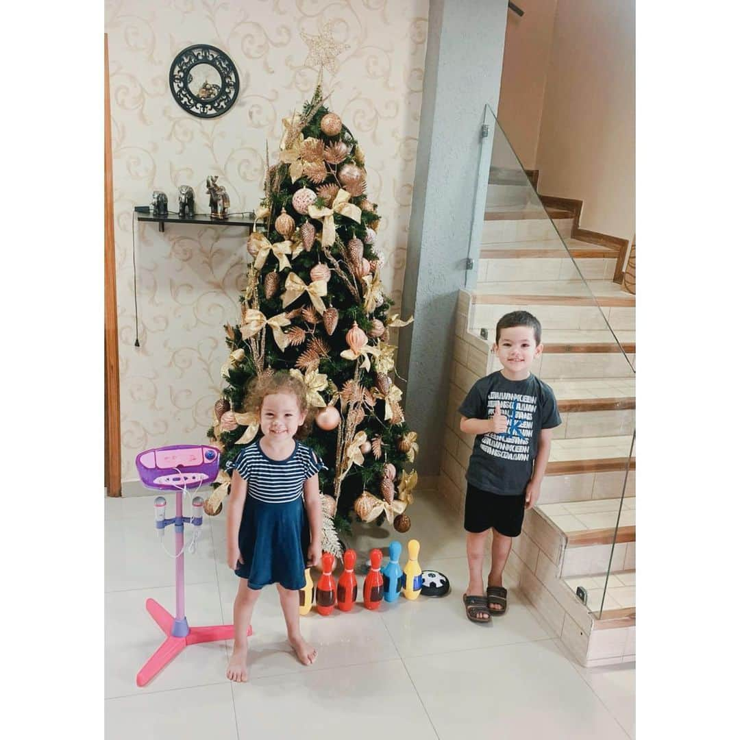 ラリッサ・リケルメさんのインスタグラム写真 - (ラリッサ・リケルメInstagram)「Felices están mis niños de 🤍 con sus 🎁🎁  A ella le encanta cantar 🎤  Y a él le gusta jugar al #bowling   Jaja 😛 los amo..!  Gracias a @lasmellizascotillon mis sobrinos disfrutan tanto de los regalos 🎁」12月29日 3時17分 - larissariquelme