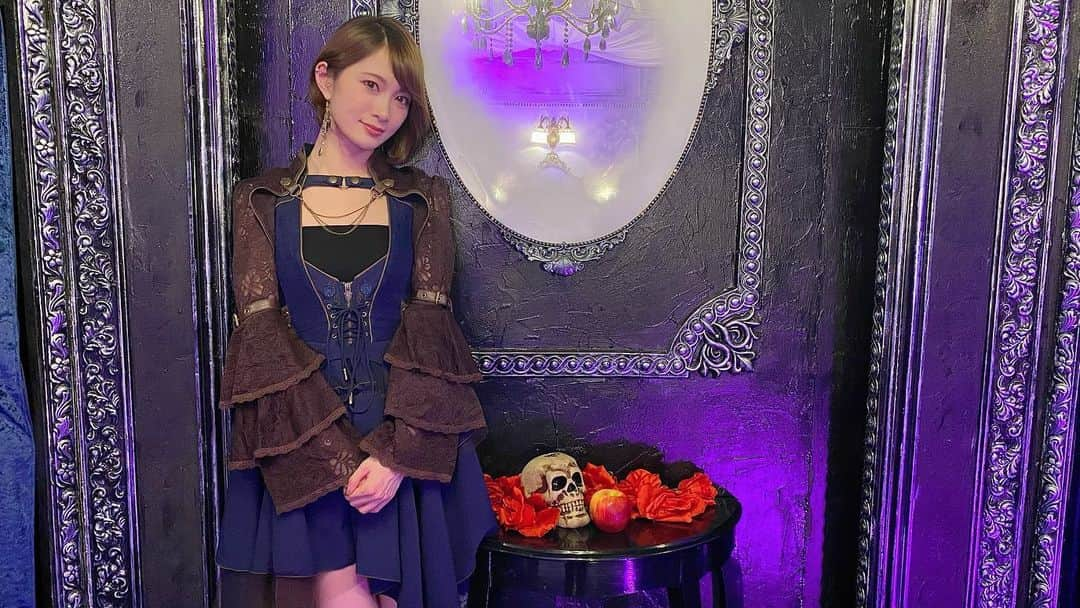 AYASAさんのインスタグラム写真 - (AYASAInstagram)「💀🍎 りんごがあるとポム感強し(笑) ・ ・ #ayasachannel #ヲタリスト  #バイオリン #弾いてみた #violincover #violinist #バヨリン弾き #5string #5弦バイオリン  #pieceofmyworld #nightravens  #ツイステッドワンダーランド #twistedwonderland #ツイステ #ディズニー #disney #ポムフィオーレ寮」12月29日 3時17分 - ayasa_doya