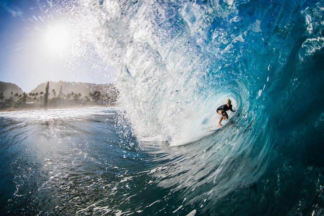 タティアナ・ウェストン・ウェブのインスタグラム：「Pipeline 💙💎 on one of the practice days before the event. Thankful for the time spent out there and will continue to grow and learn. Fueled by @rockstarenergy 💛 // Photo @brentbielmann」