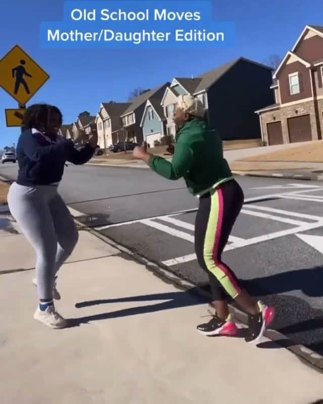 ファンクマスター・フレックスのインスタグラム：「MONDAY MOOD! Just sharing good vibes on a Monday! What dances did they forget? @marie_bustinmoves x @patiencelynnell」