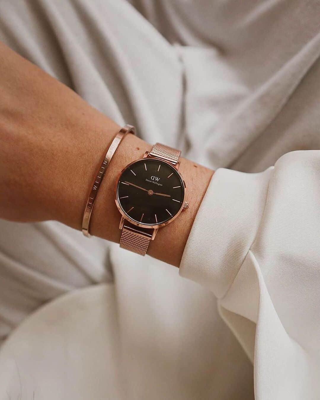 Style Fashion Luxuryのインスタグラム：「HOLIDAY OFFERS! @danielwellington Use the code  STYLEBOOK  for extra 15% off on all offers! Visit Danielwellington.com #danielwellington」
