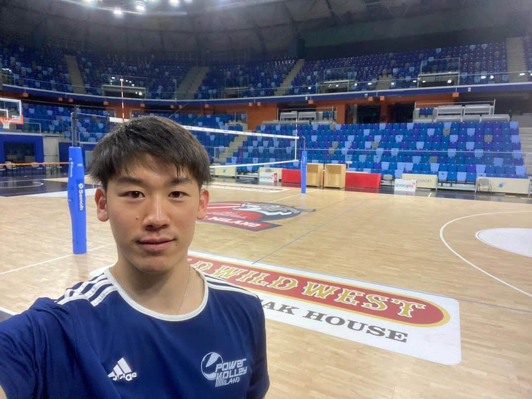 石川祐希のインスタグラム：「. .   いつもたくさんの応援ありがとうございます。  ご心配をおかけしました体調ですが、無事に新型コロナウイルス感染症から回復し、2回の検査で陰性の判定を受け、今日からチームに合流することができました。 久しぶりにチームメイトやスタッフと会い、練習もでき、やっとコートに戻れたという安心感と、またバレーボールができる喜びを感じています。  自宅療養期間中には、たくさんの方からご心配のお言葉や励ましのメッセージをいただき、本当にありがとうございました。 肉体的にも、精神的にもつらい時期でしたが、みなさんからたくさんの元気をいただきました。 これから試合に向けてコンディションを整えて、次は自分のプレーで皆さんに元気を届けたいと思います。  新型コロナウイルスは、とてもつらい症状を伴う病気です。みなさんが、変わらずできる限りの感染予防に努めて、これからも健康でいること、そして、僕と同じ病気でウイルスと闘っている方が一刻も早く元気になることを心から願っています。」
