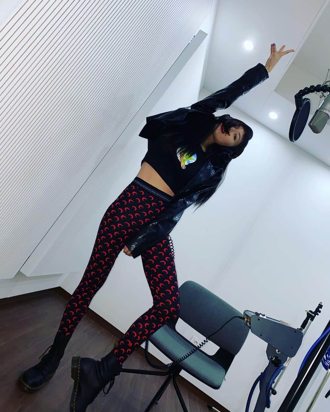 ヒョナ さんのインスタグラム写真 - (ヒョナ Instagram)「녹음실 까불이🖤」12月29日 3時48分 - hyunah_aa