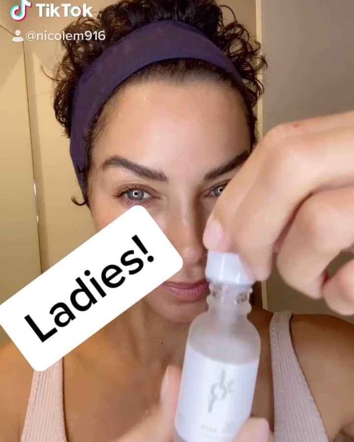 ニコール・ミッチェル・マーフィーのインスタグラム：「Here’s a little secret that I have to practice as well. Always go up with your skin products when you apply on your face. Gravity is already pulling your skin down. I’m using yFOY  Am pm hyaluronic acid serum. Follow @yfoyshop  #yfoy #everydayconfidence #skincare #beautifulskin #healthylifestyle  #nicolemurphy」